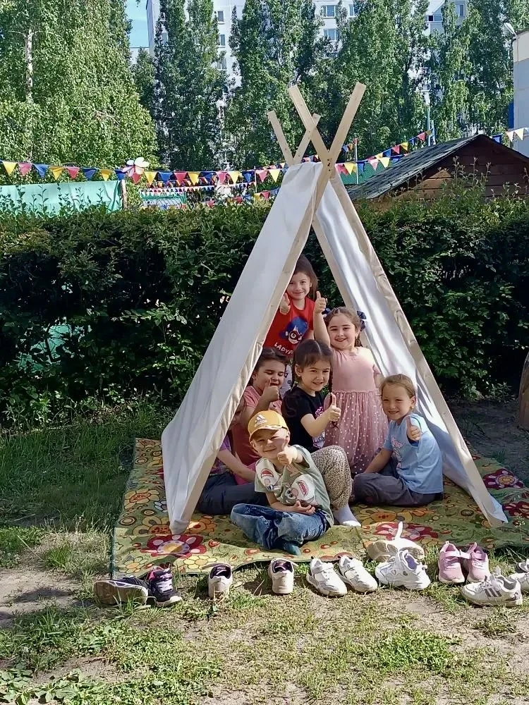 Вигвам — уголок уединения на улице: здесь ребёнок отдыхает, даёт волю фантазии, играет и читает. Пре