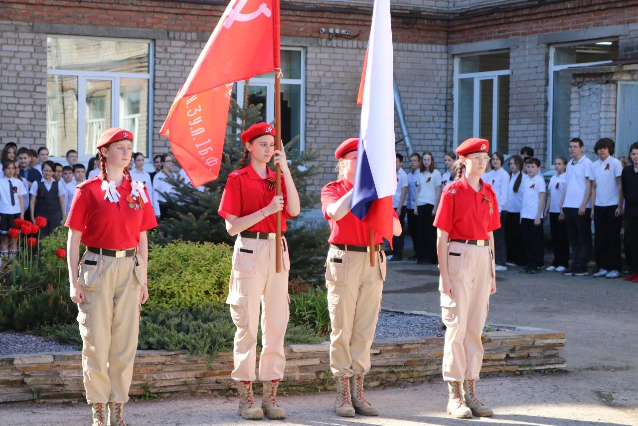 «Равнение на героев»