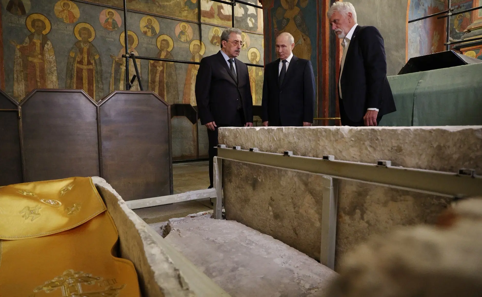 ⚡️Владимир Путин ознакомился с обнаруженными в Архангельском соборе Московского Кремля ...