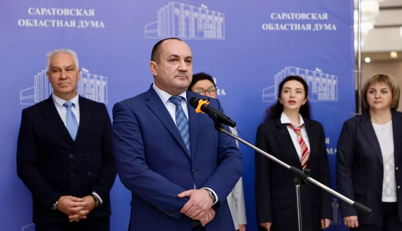 🖼 В Саратовской областной Думе открылась выставка «Время смыслов»