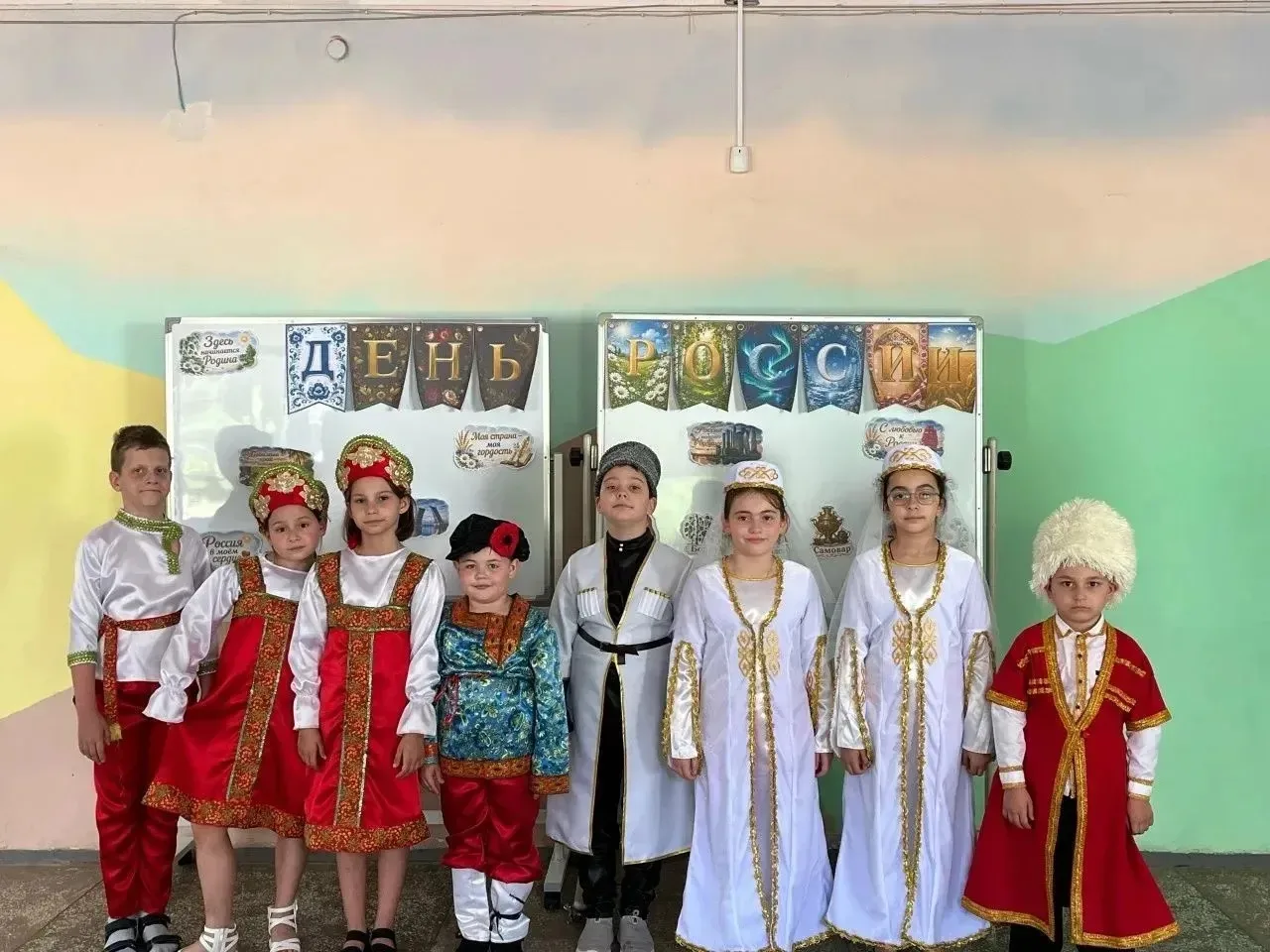 Сегодня в нашем лагере прошел тематический день, посвященный Дню России. Дети приняли активное участ
