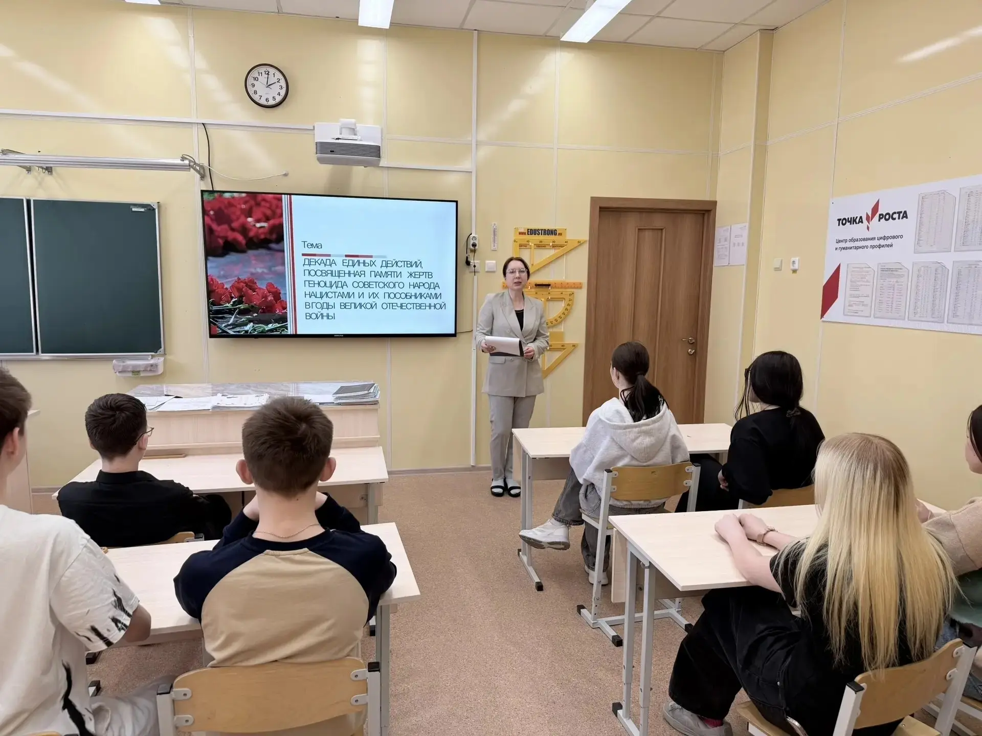 🕯️ Час памяти в Малокурильской модельной библиотеке 🕯️