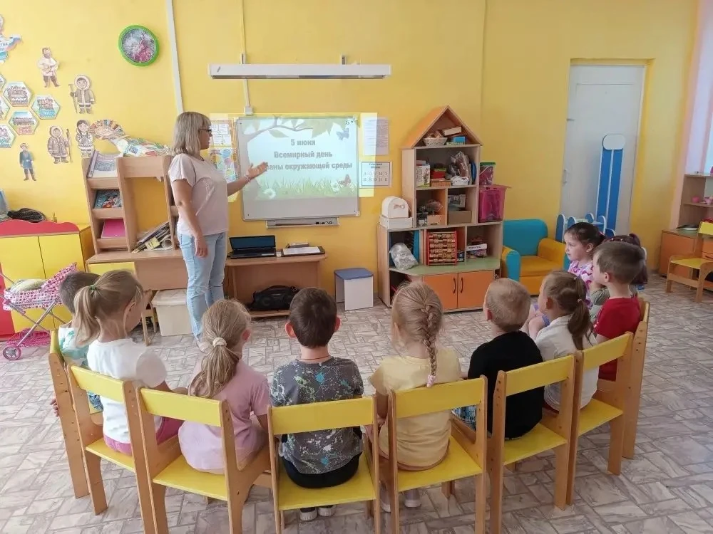 Маленькие ручки с большой заботой! 

Сегодня в нашем саду прошел экологический день. Дети учились бе