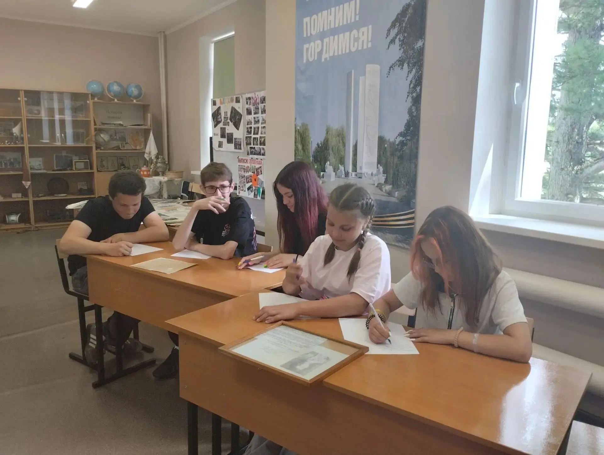 🕊️ 22 июня, в День памяти и скорби, в пришкольном лагере «Лазурный» состоялась трогательная патриот