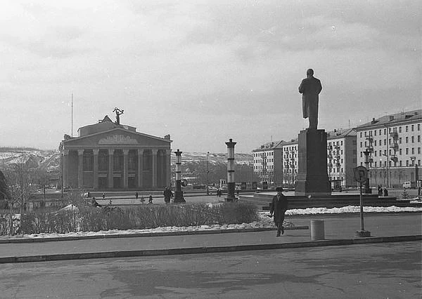 📸 Вид на площадь Революции, Драматический театр и памятник Ленину, 1960-е годы.