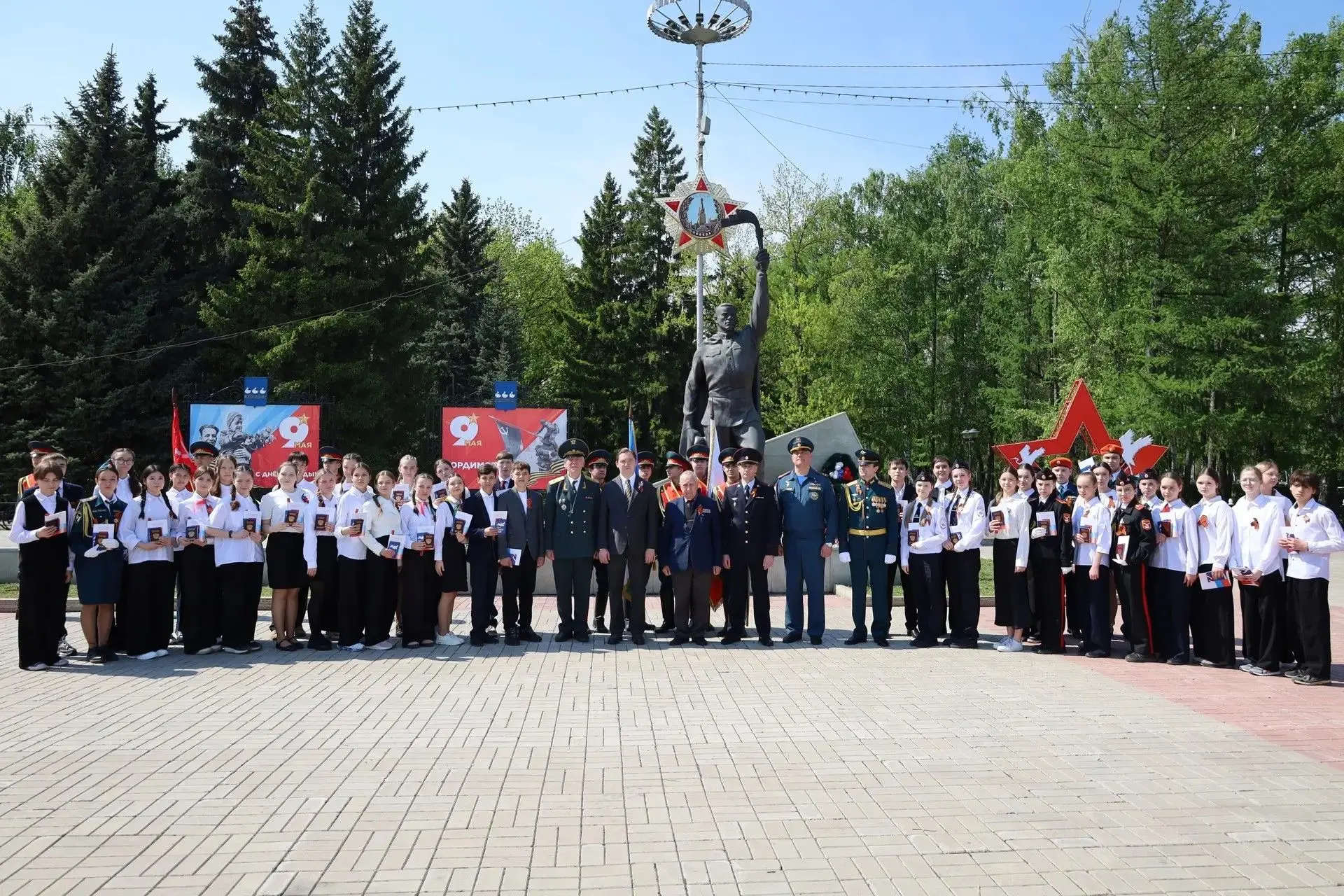 ✨В преддверии Дня Победы у памятника Неизвестному солдату состоялось торжественное вручение паспорто