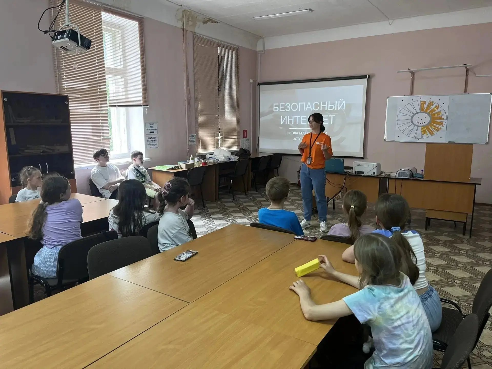 День Первых в лагере: приключения, традиции и новые знания! 🇷🇺✨

Сегодня в лагере прошёл увлекател