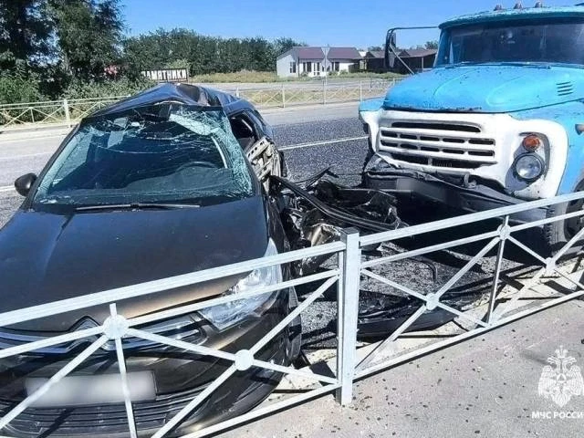 На трассе «Донецк-Торез» в ДНР произошло ДТП с участием легкового и грузового автомобил...