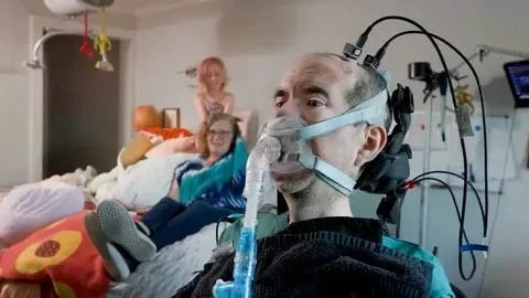 Парализованный мужчина почти два года общается с миром «силой мысли». 45-летний экологи...