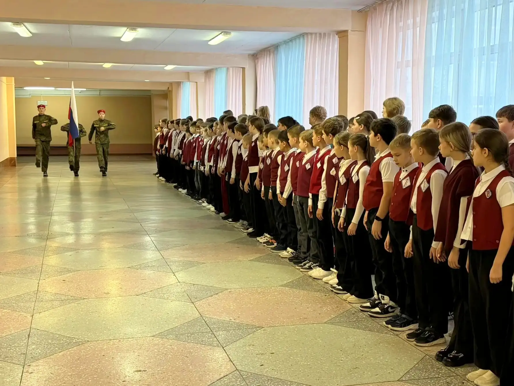 🗒16 марта состоялась торжественная линейка, посвященная началу новой учебной недели. 🇷🇺По сложившейс
