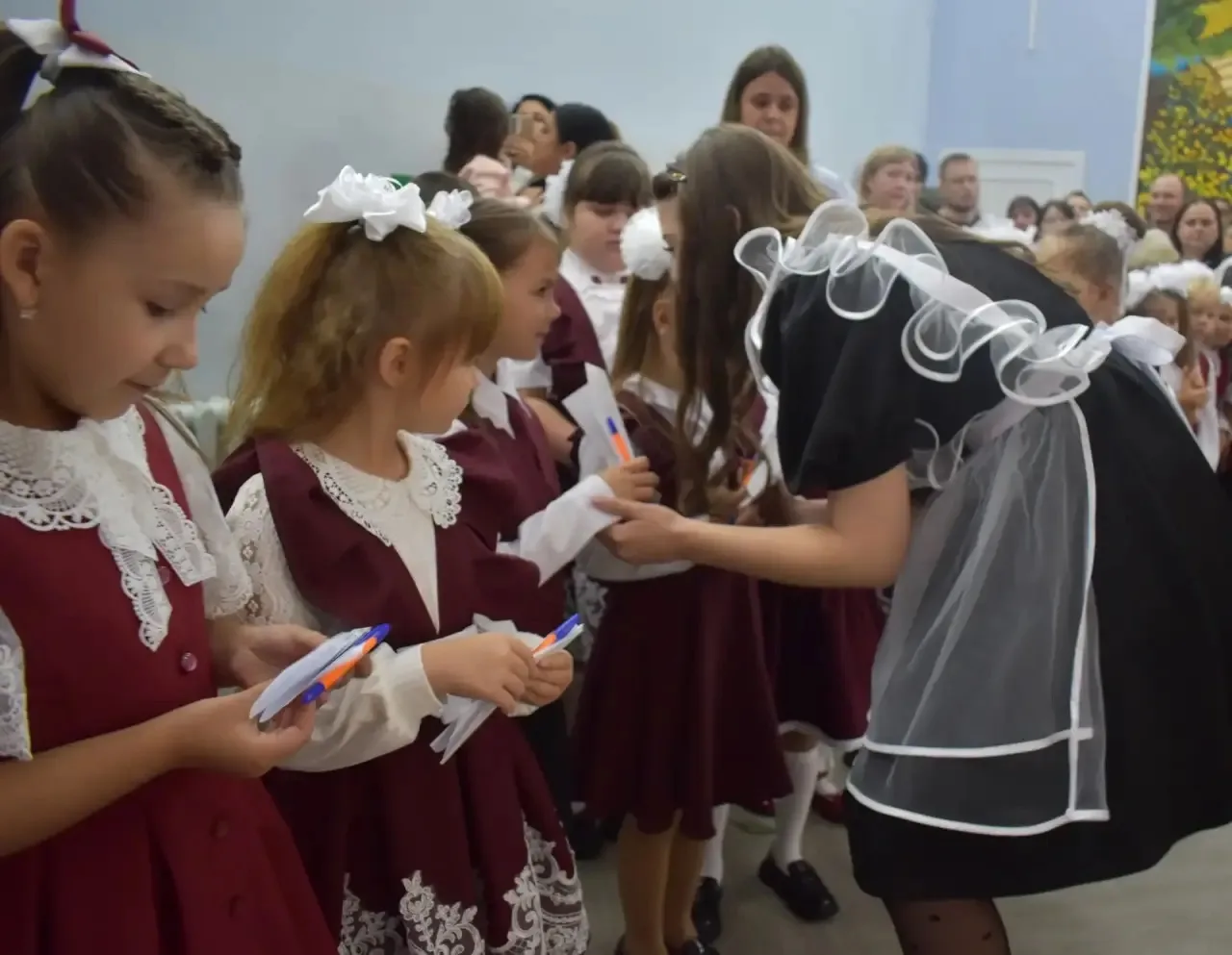 Бумажный самолетик детства летит с добрыми пожеланиями💌Наш лицей продолжает добрую тра...