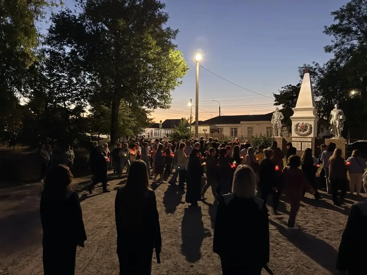 День памяти и скорби 🕯

22 июня, в 4 часа утра, сквер Памяти Героев в ст. Елизаветинской вновь напо