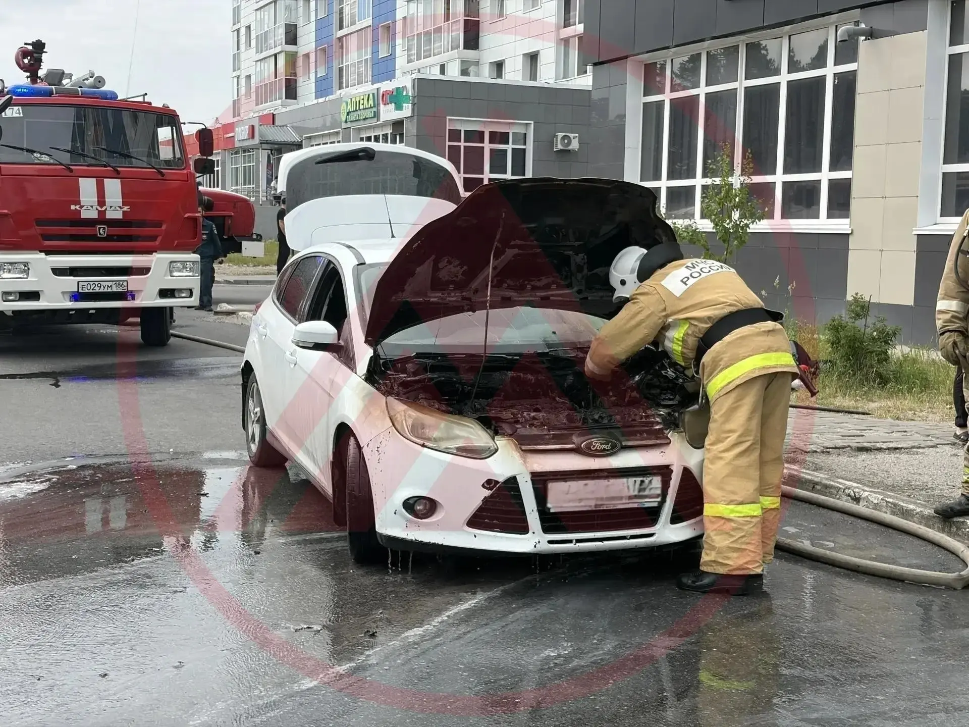 В городе загорелся автомобиль
