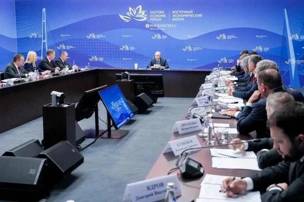 Новые подходы к развитию Дальнего Востока обсудили на ВЭФ под руководством Владимира Пу...