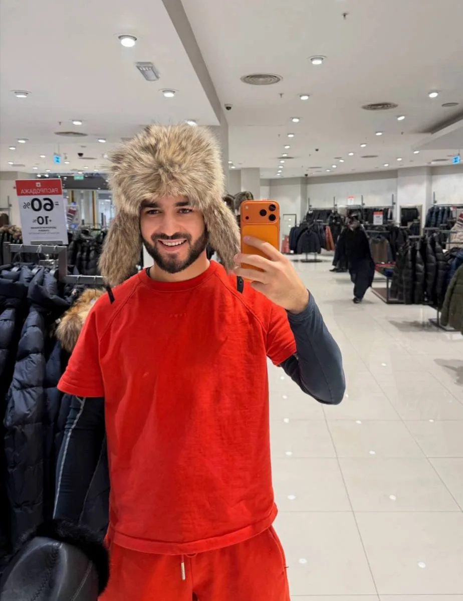 В Москве -20, и это тот самый момент, когда мода встречается с реальностью 🥶
Раньше я говорил: «шап