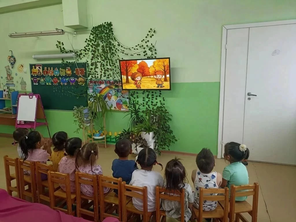 Просмотр осеннего мультфильма в первой группе младшего возраста был направлен на компле...
