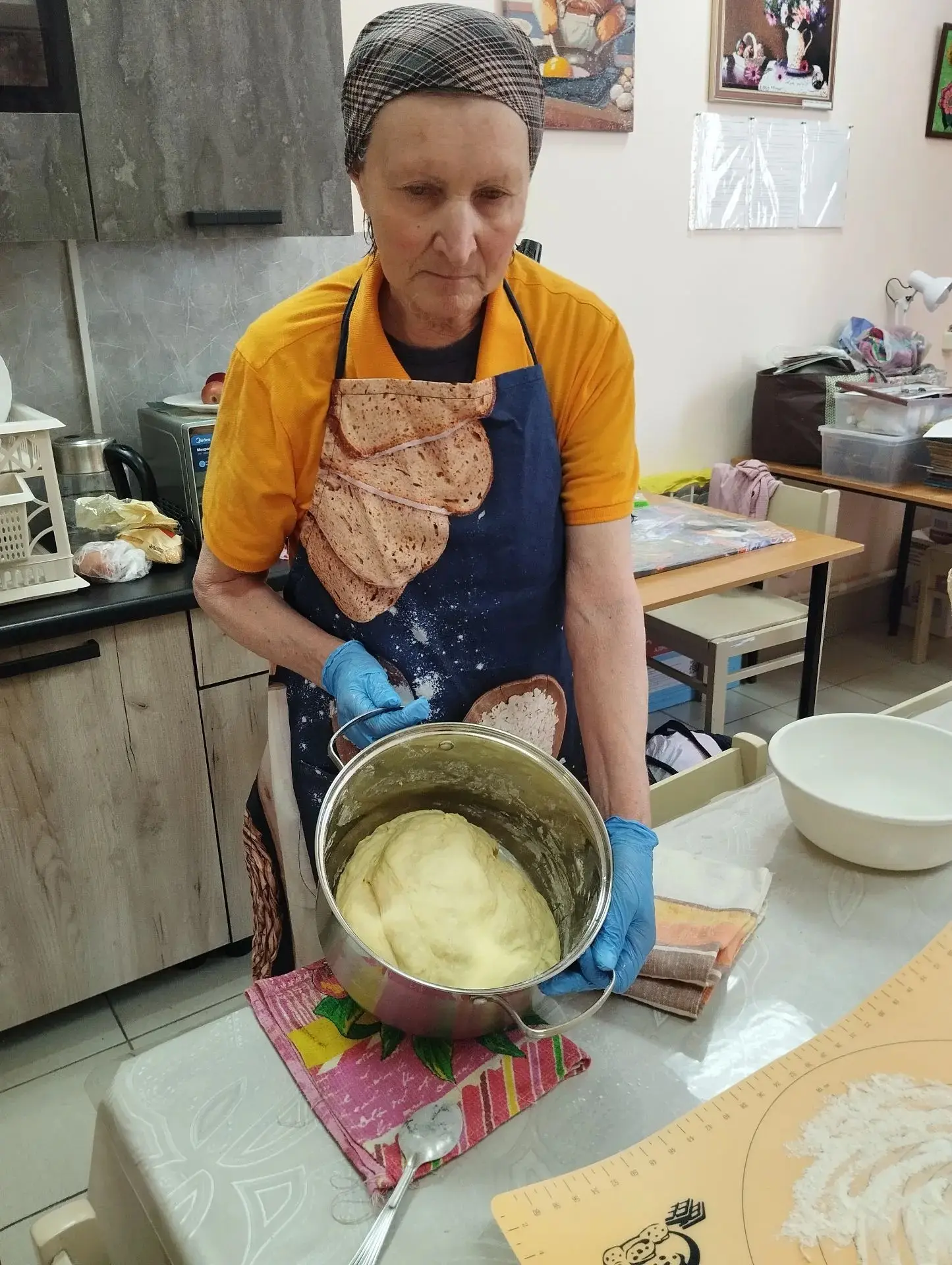 Сегодня на занятии по кулинарии «Готовим сами» получатели социальных услуг готовили пирожки из дрожж