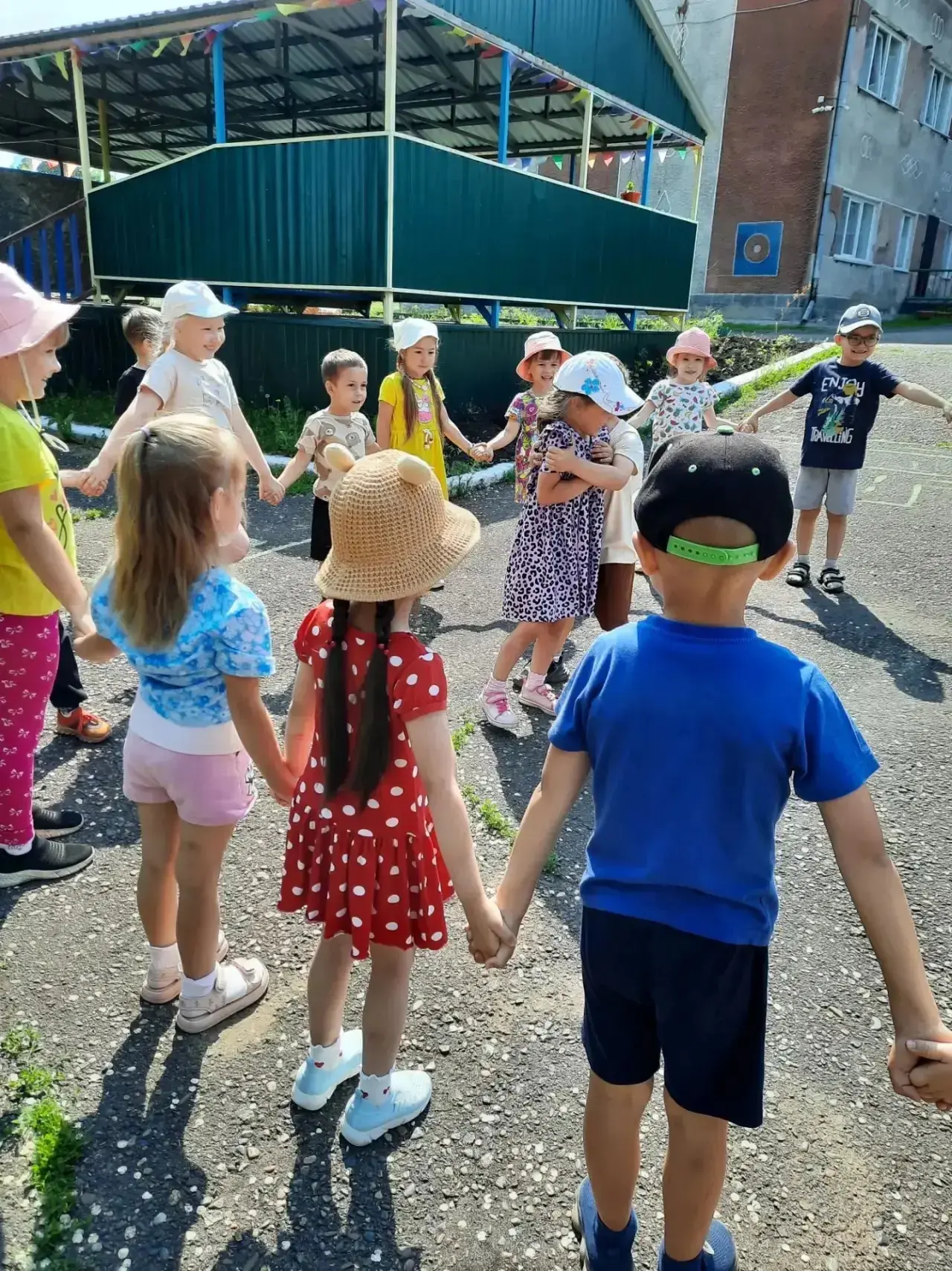 17.06.2026г.
🌈☀️ Солнечно, тепло, весело — день удался на славу!
Воспитанники детского сада заряжаю