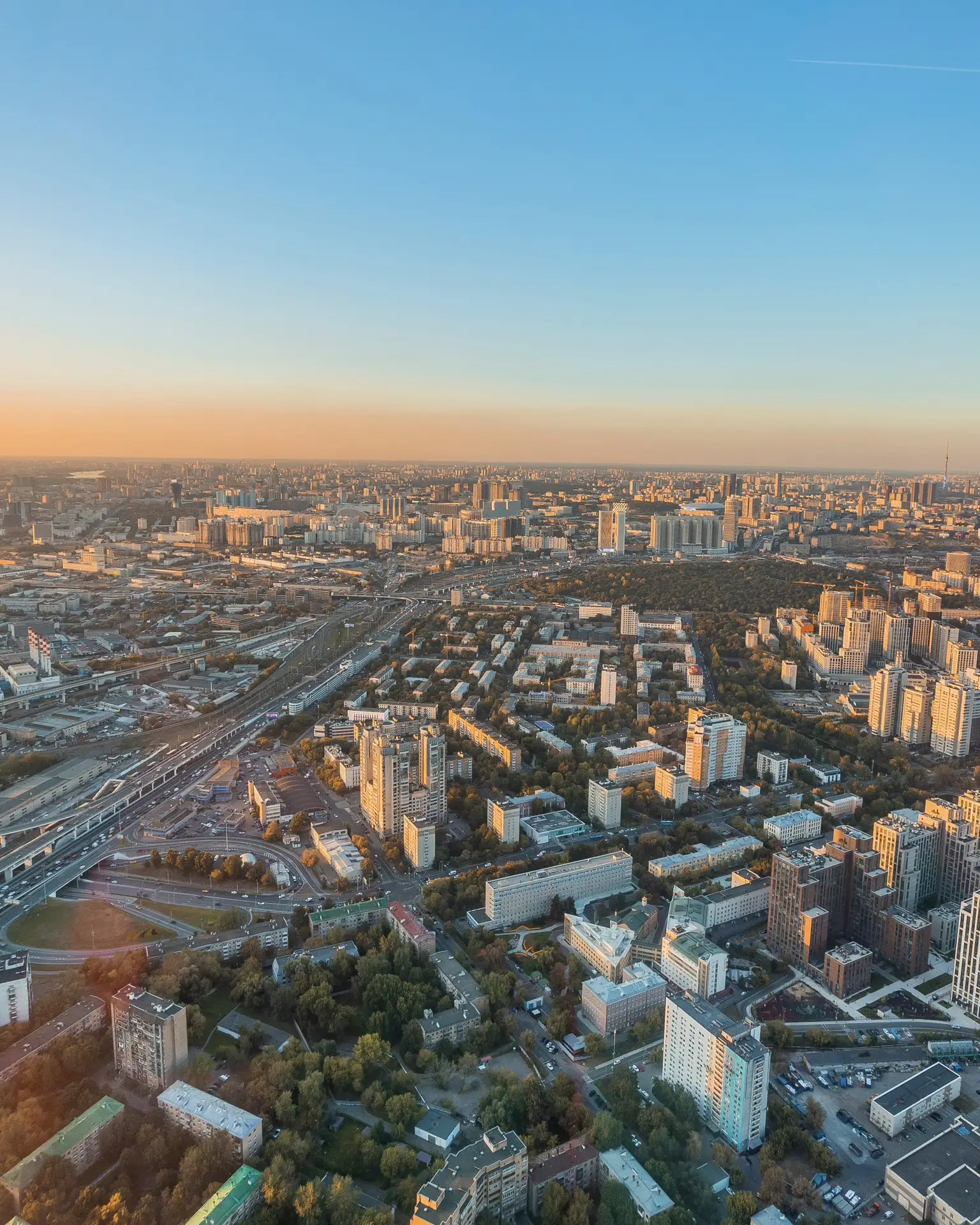 🌇 Формула идеального завершения дня: красочный закат над Москвой, любимое мороженое и ...