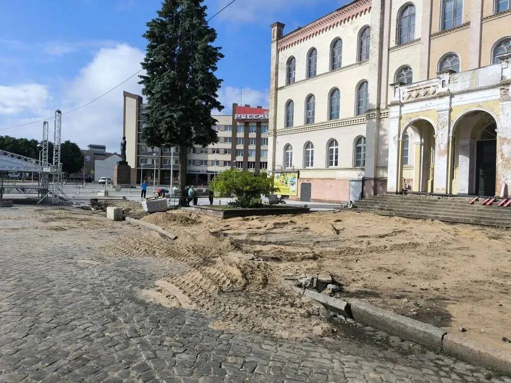 📍До конца этого месяца обещают полностью отремонтировать площадь перед ДК ЦБЗ и здание...
