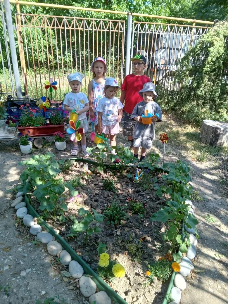🌸 Уход и наблюдение за цветами на клумбе в нашем ДОУ! 🌸