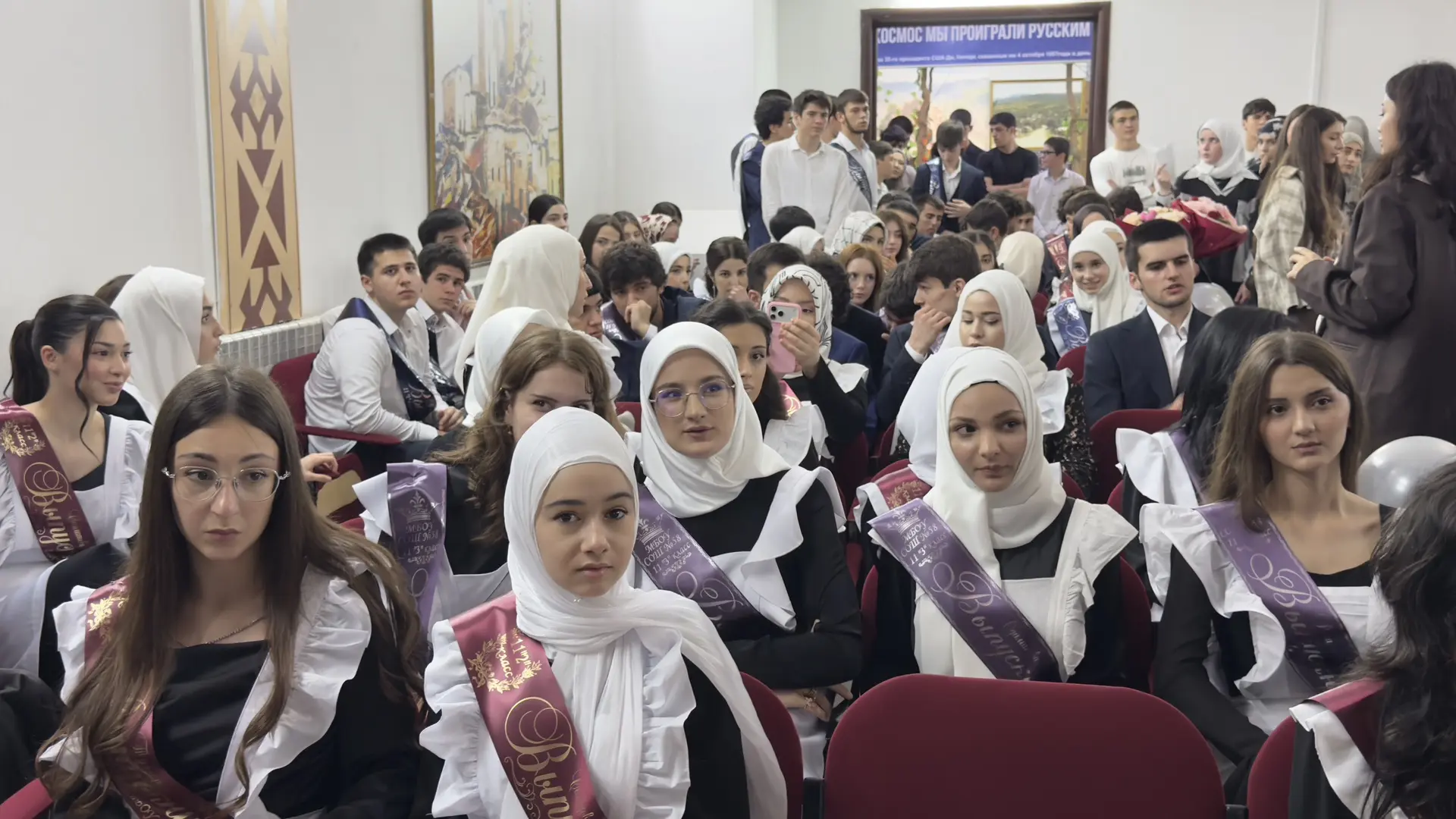 🎓 Ярко, звонко и с капелькой неизбежной грусти — следом за девятиклассниками в МБОУ СОШ № 58 отгреме