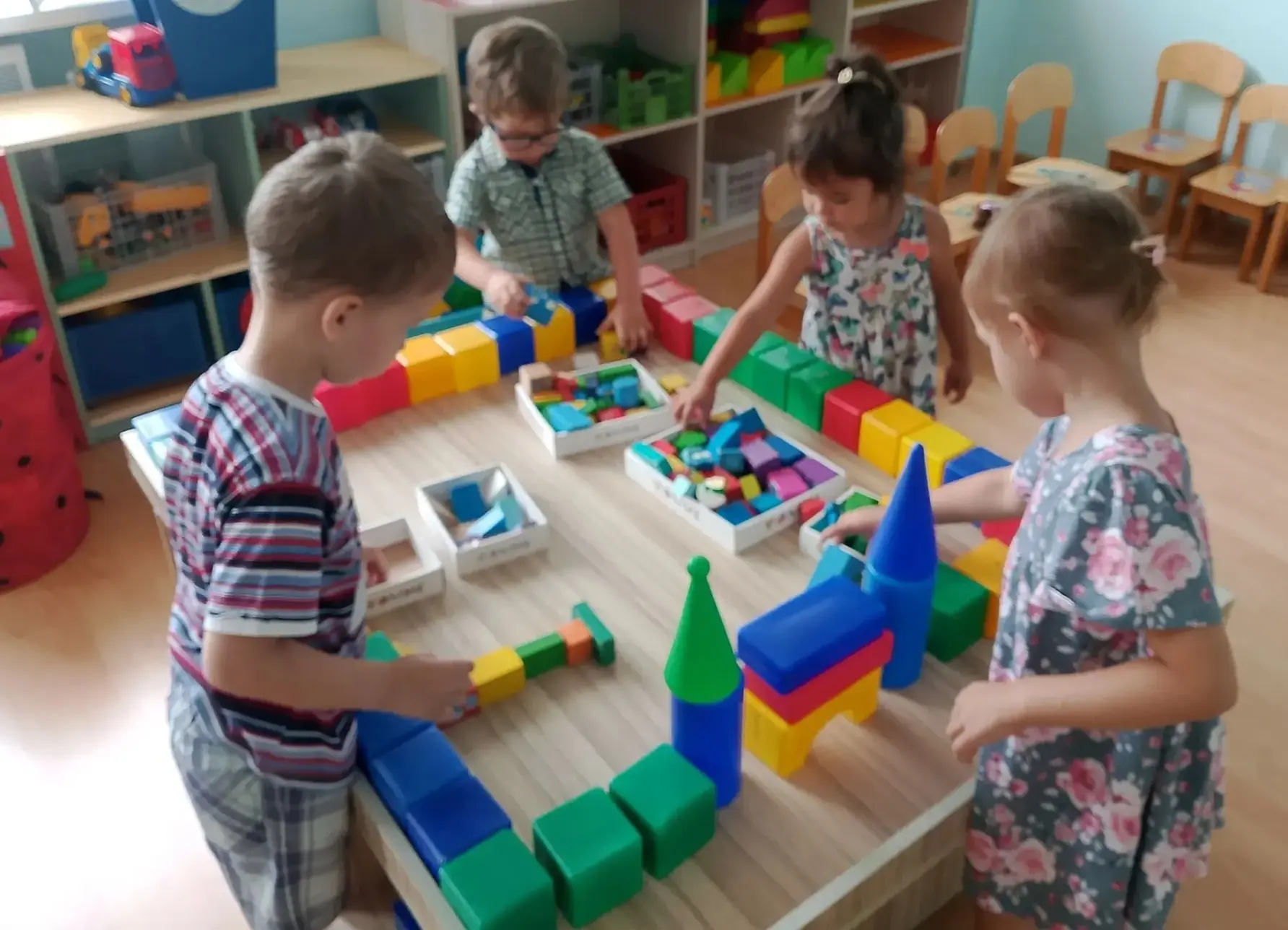 Наши малыши из второй младшей группы построили свой зоопарк! 🦁🐒

Работа кипела: каждый был и архит