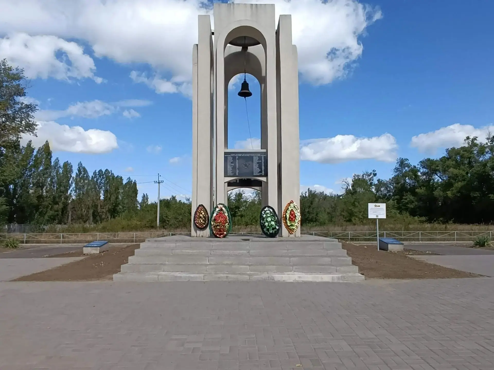8 сентября в рамках Дня добрых дел на территории мемориала, погибшим воинам в годы Вели...