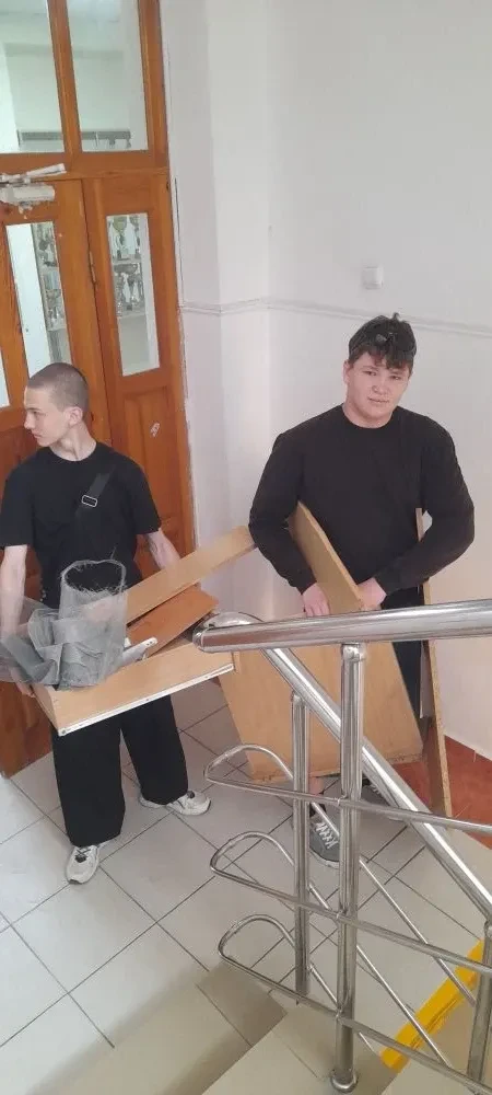 📢 Вести с каникул

Ребята "Трудового десанта" ЛТО собирали мусор с территории школы, пололи траву в