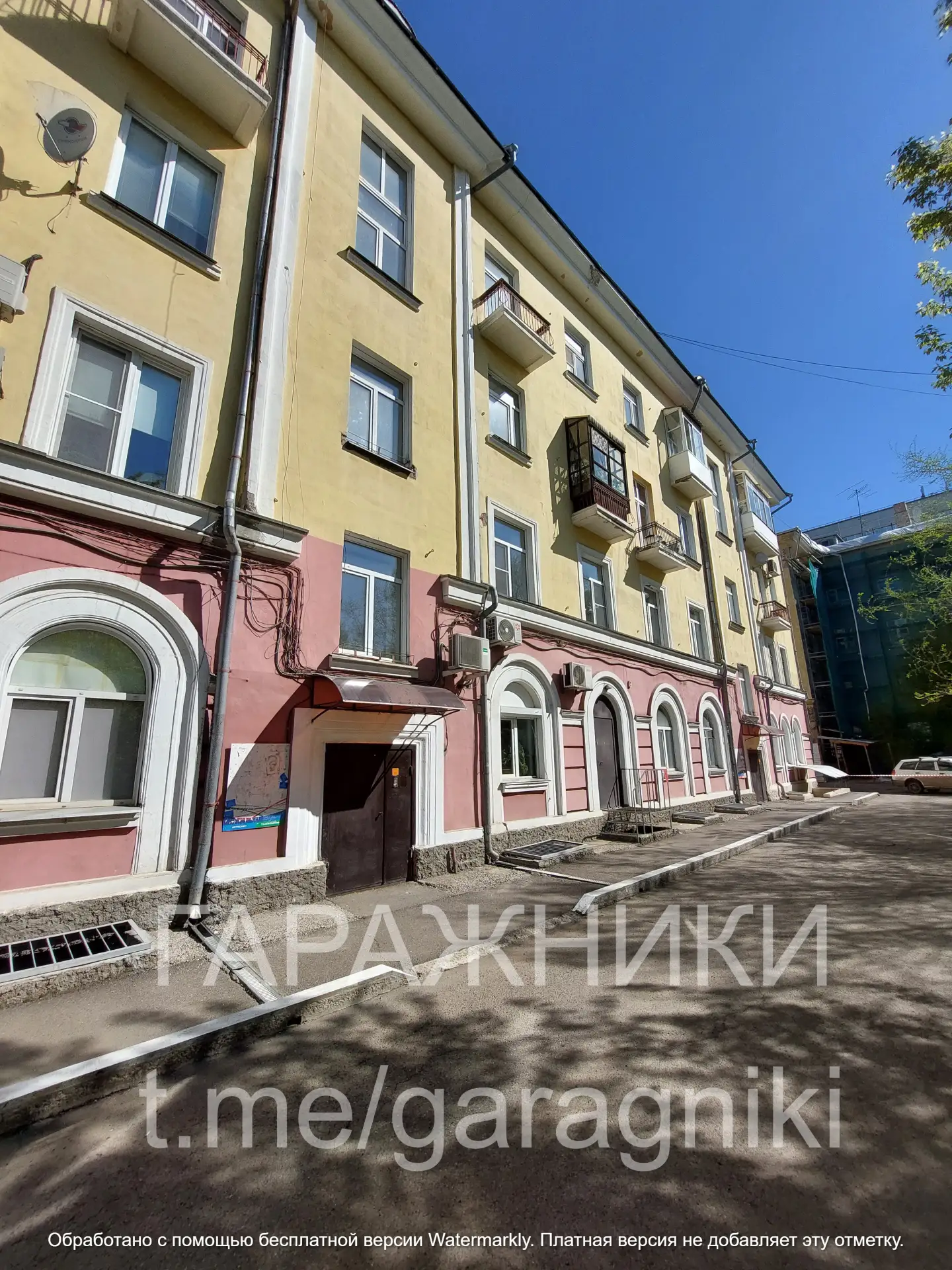 42.1. Ремонт карнизного свеса (края крыши) на жилом доме с использованием автовышки. К ...