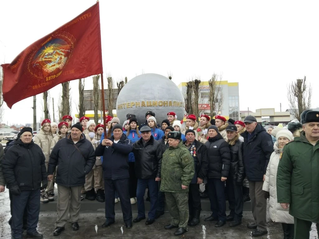 Юнармейцы школьного отряда "Соколы" в День вывода советских войск из Афганистана посетили торжествен