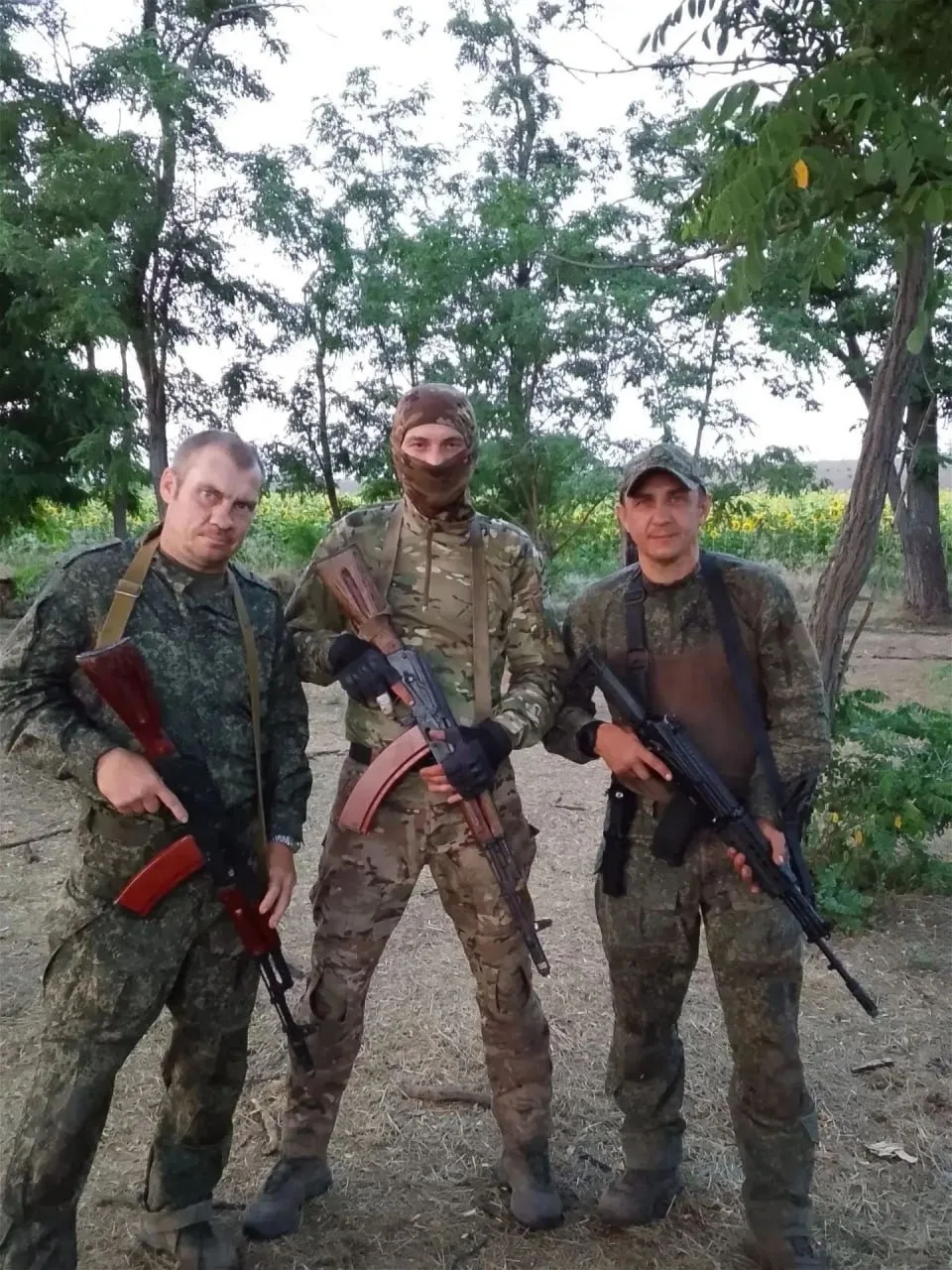 Сибирский боец СВО со своими товарищами передает горячий привет с фронта