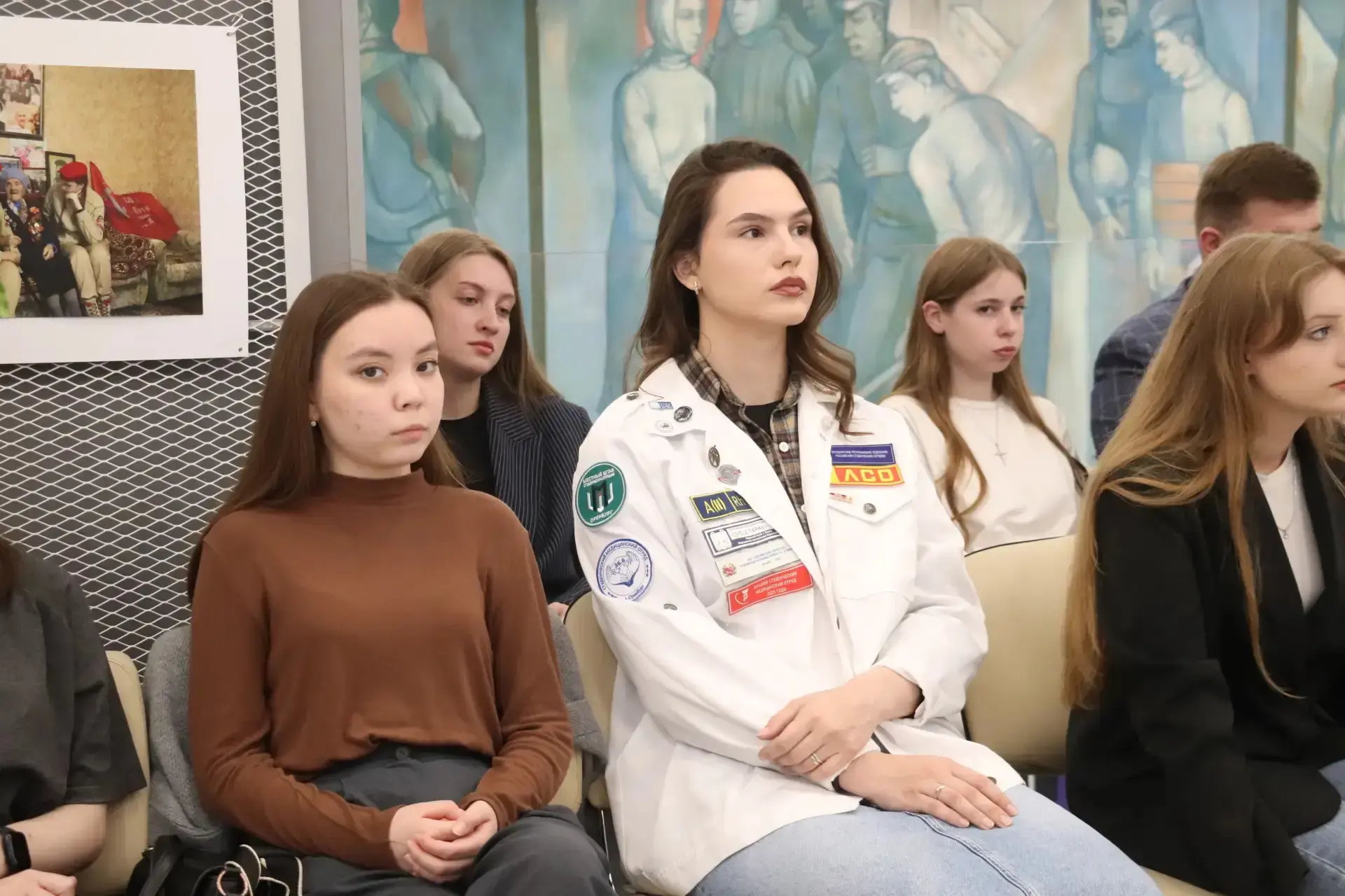 Патриотизм как созидание: в Оренбуржье обсудили связь поколений в преддверии Дня Победы   Молодежь О