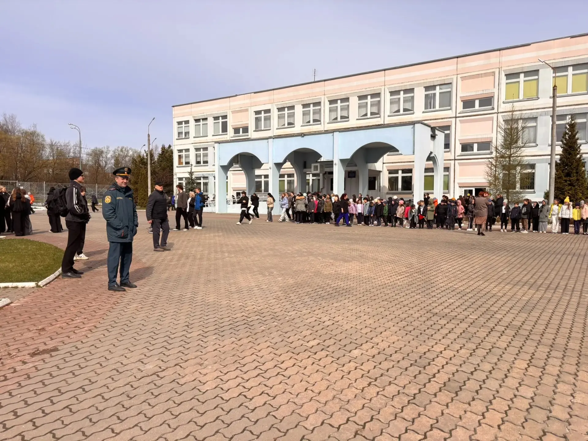 Сегодня на объектах нашей школы прошли Всероссийские учения по антитеррористической защищённости, на