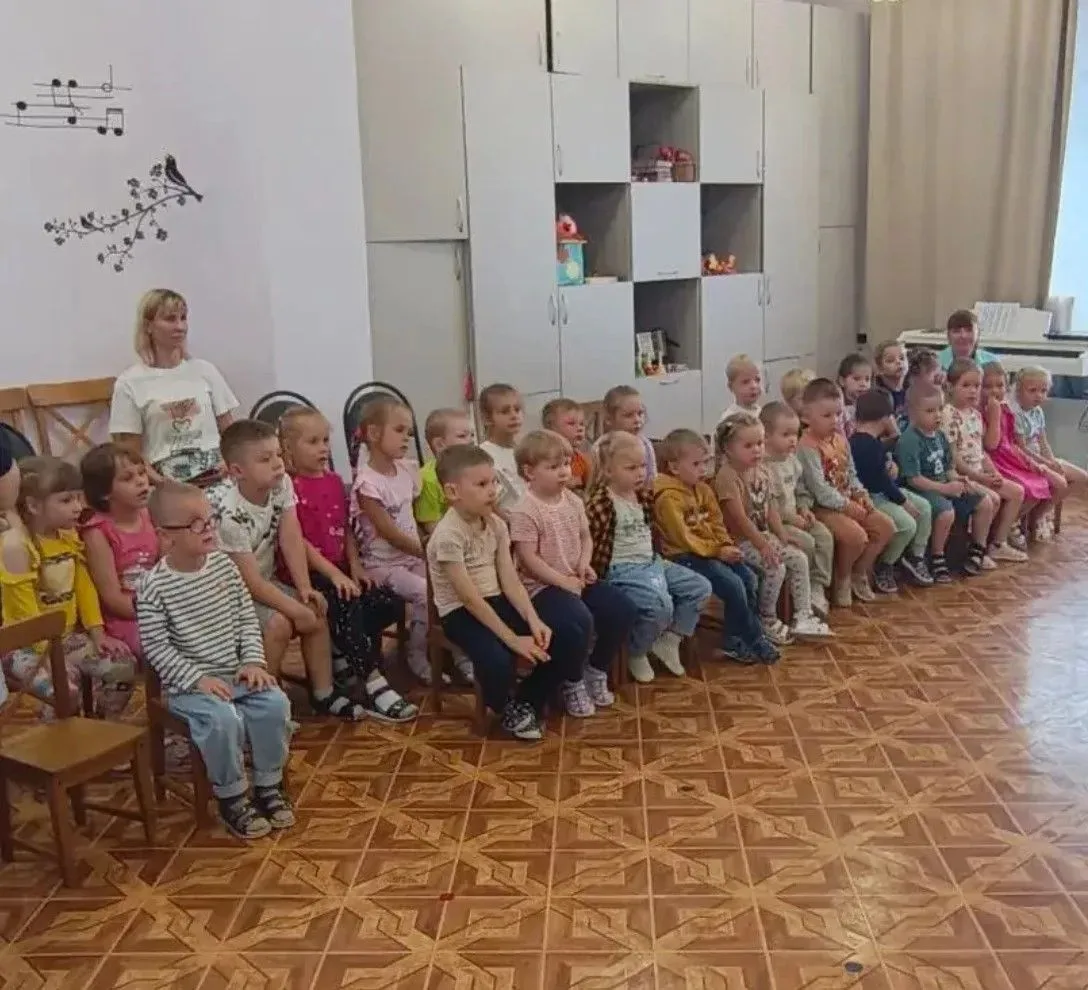 Знают взрослые и дети:
С другом легче жить на свете.
И в труде, и в игре,
Веселее с ним везде!
Сегод