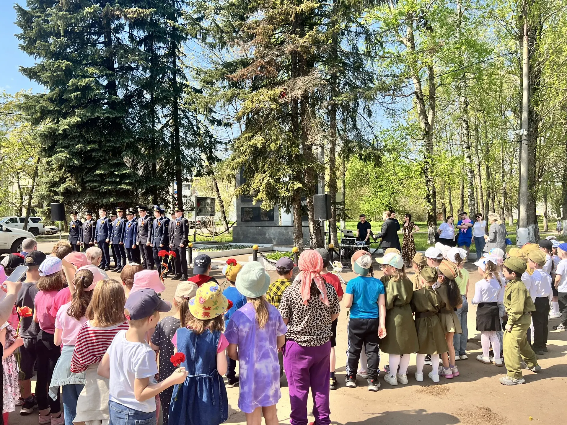 В канун празднования Дня Победы стало доброй традицией ходить к памятнику погибших в годы ВОВ на воз