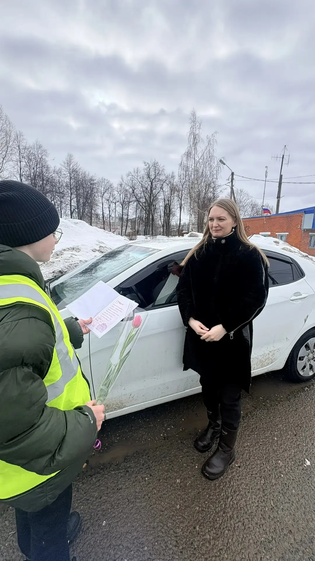 В преддверии Международного женского дня волонтёры нашей школы приняли участие в районной акции «Мам