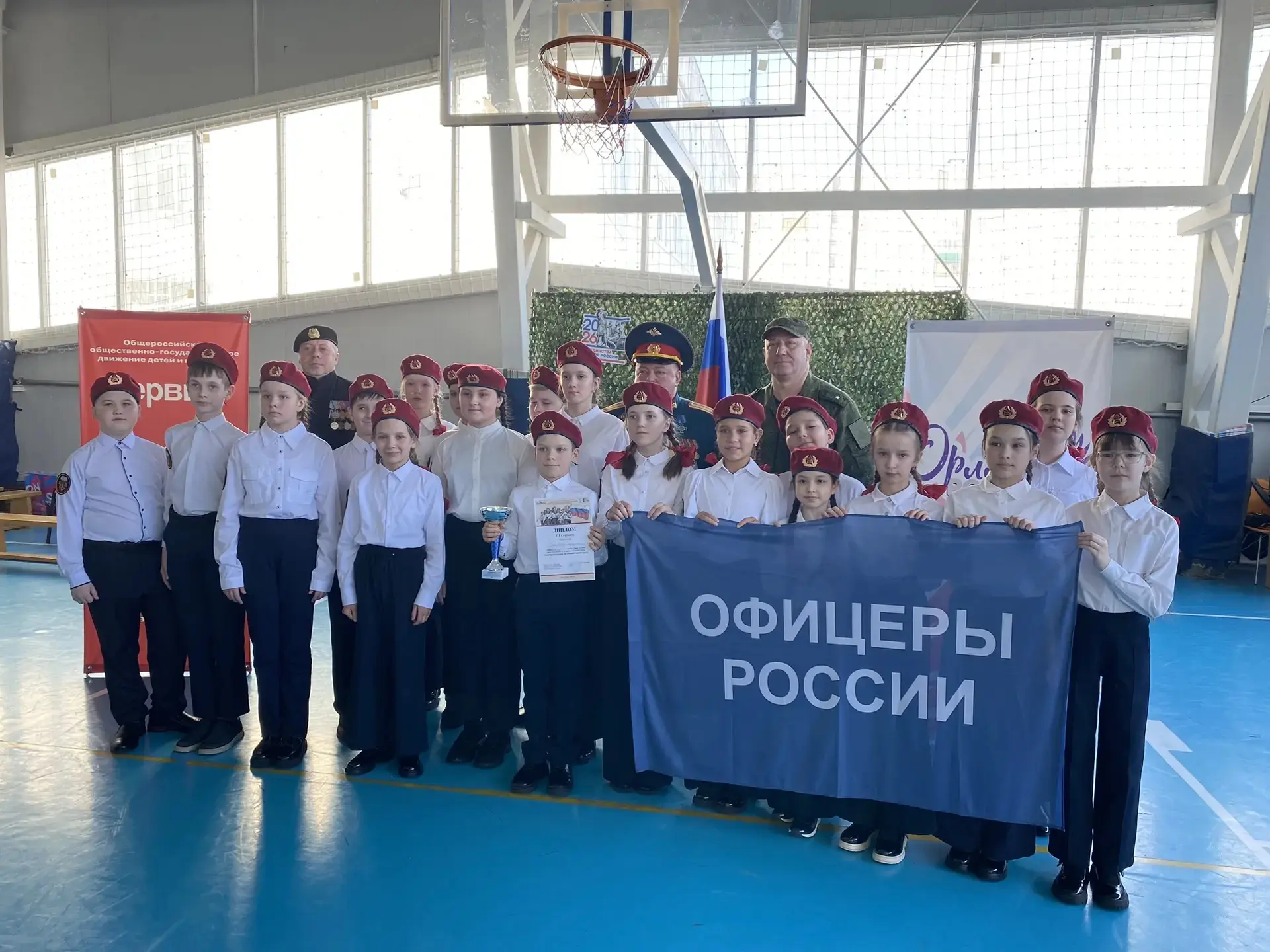 Поздравляем учащихся 4а класса- призёров (3 место) городского "Смотра строя и песни"! Благодарим пед