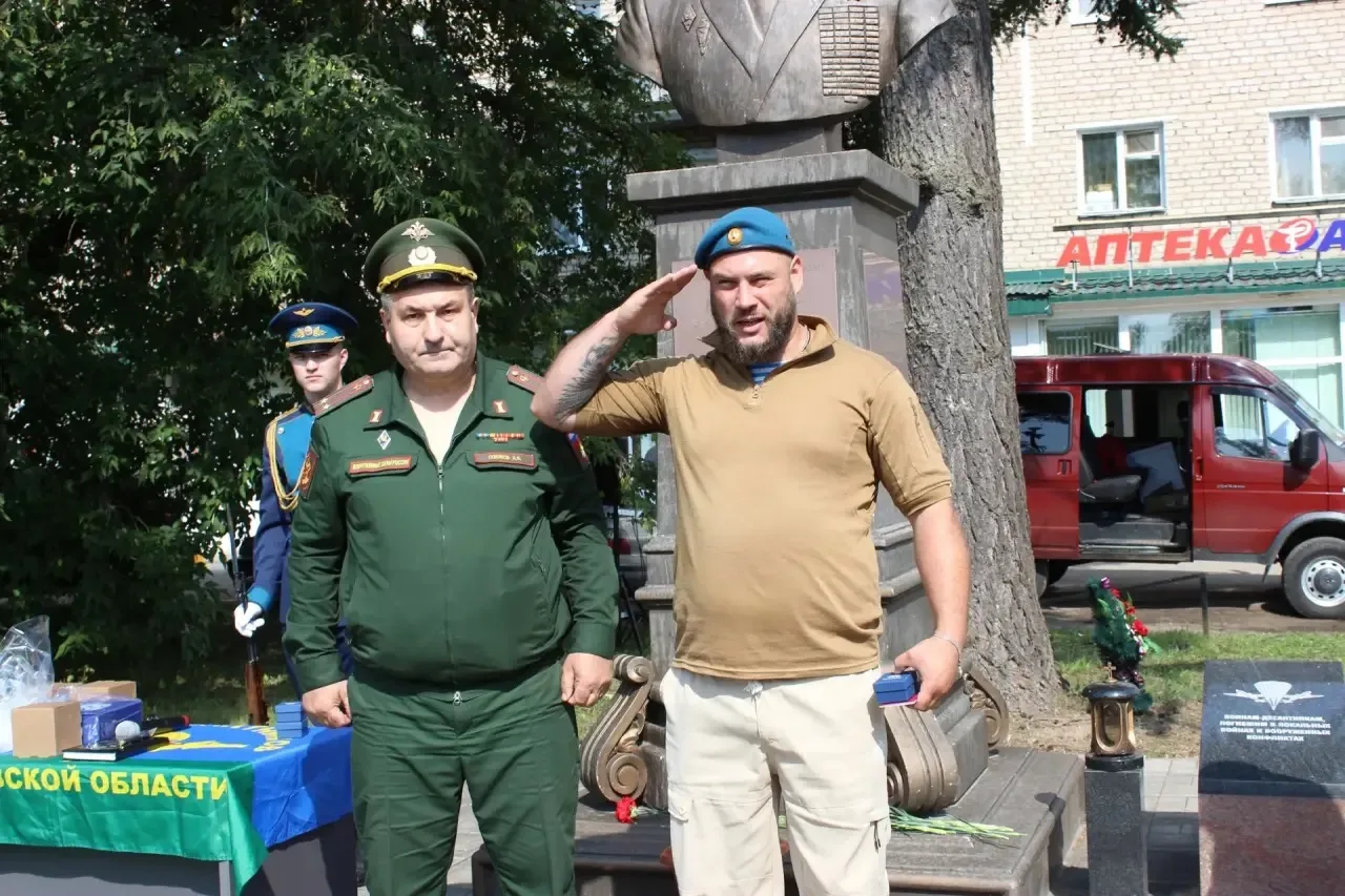 На рабочем совещании командования 98-й гвардейской воздушно-десантной дивизии и Союза д...