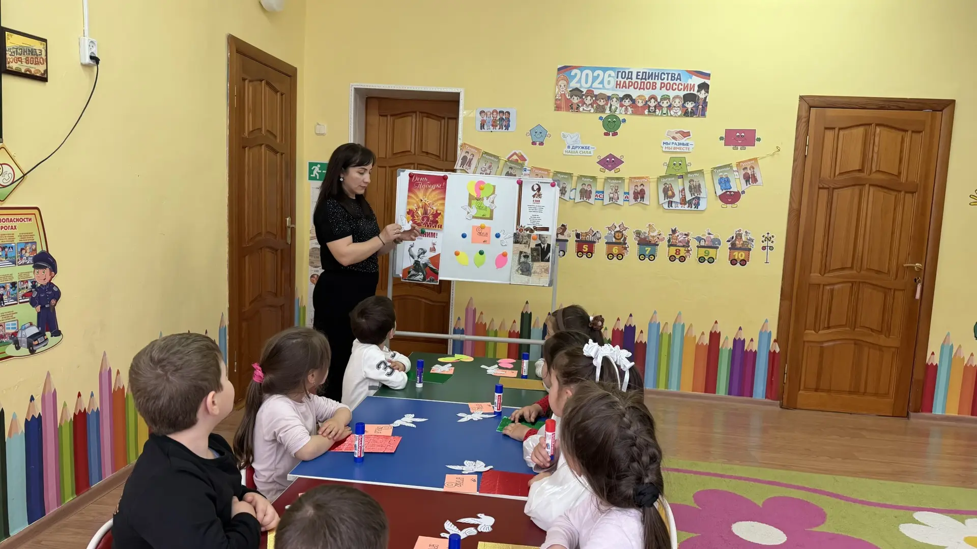 Занятие по аппликации в средней группе