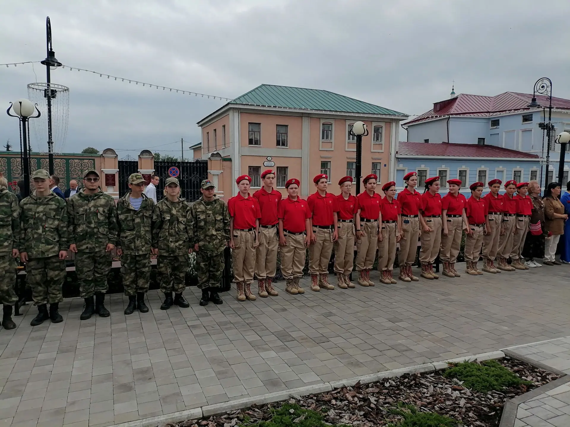 Память поколений: ученики школы почтили память павших в Великой Отечественной войне.

В этот день, к