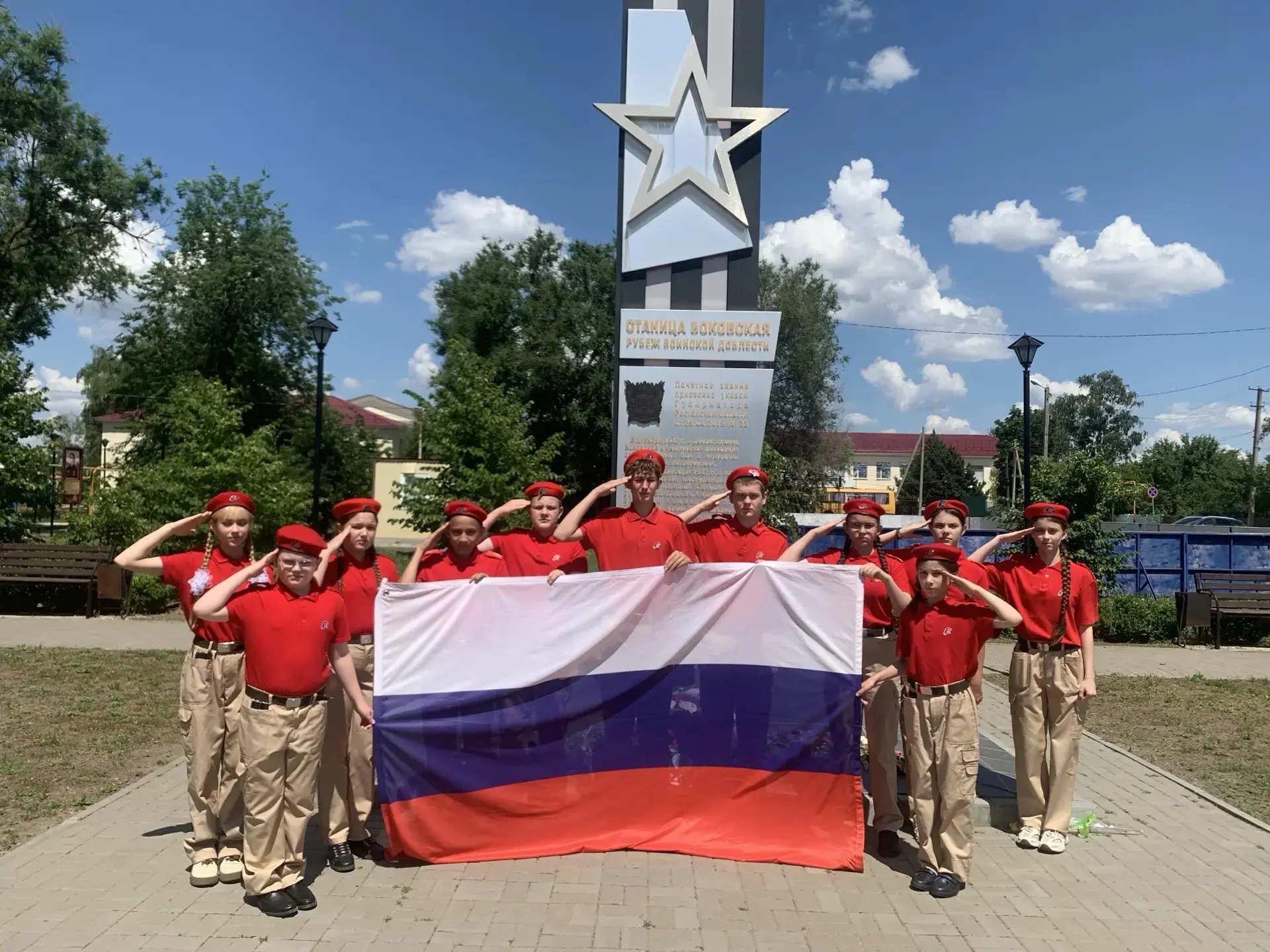 Служу России! Именно под таким девизом провели сегодня день юнармейцы из отряда имени А.Космацкого. 