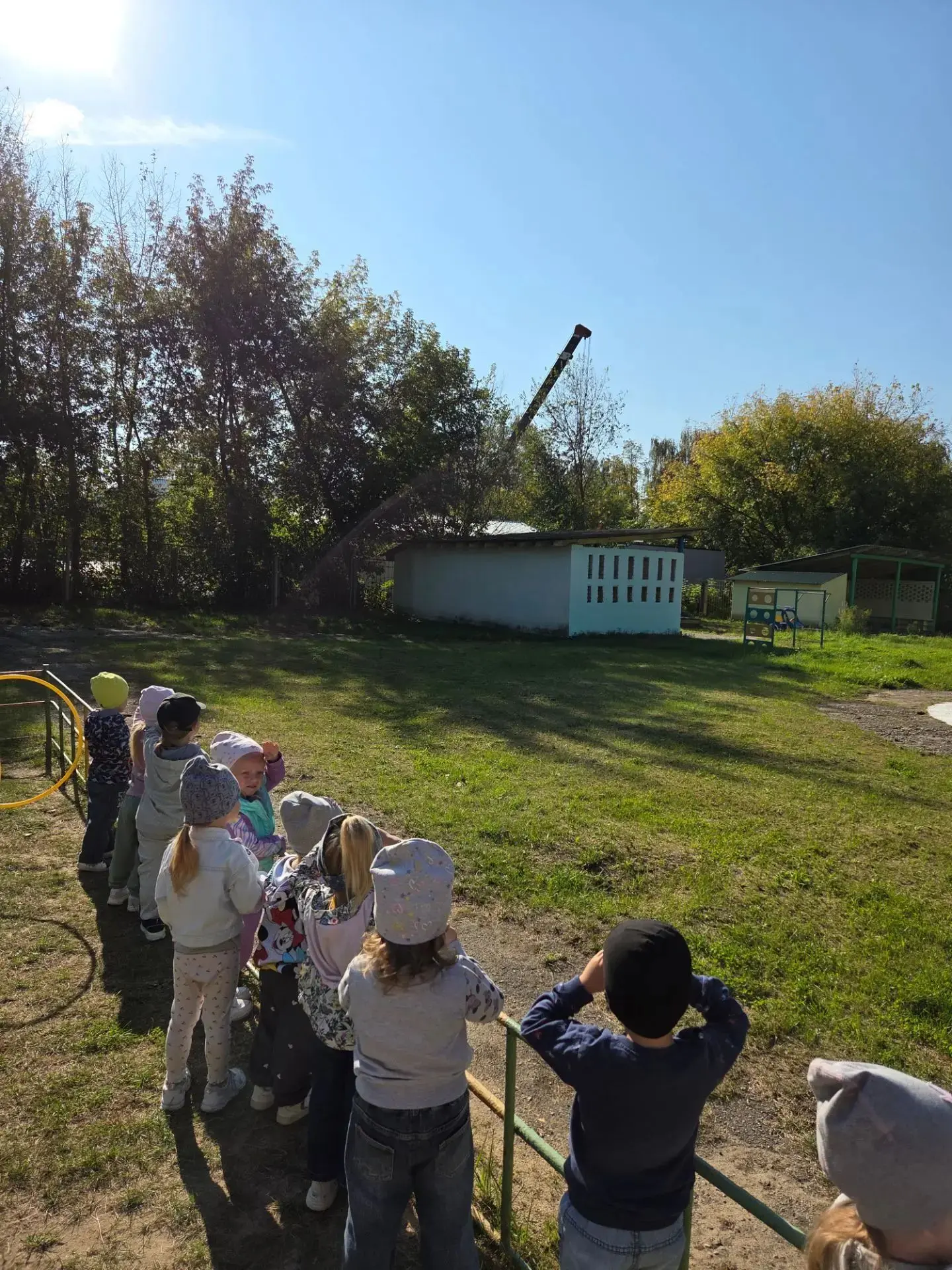 🎉 Прогулка с открытиями: наблюдали за подъёмным краном! 🎉