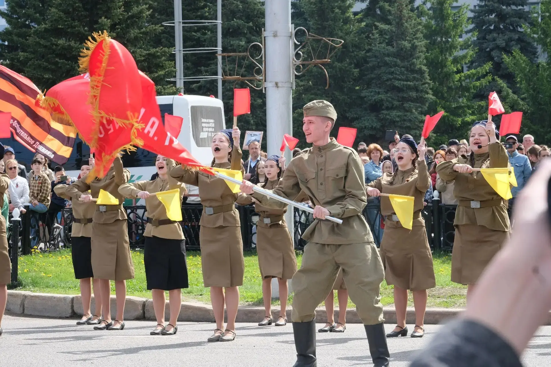 Одной из самых значимых частей сегодняшнего праздника стали торжественное шествие и выставка техники