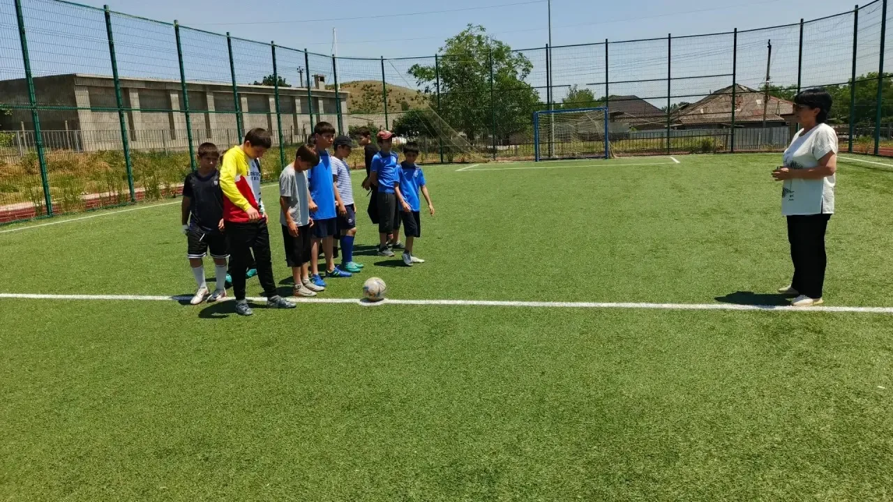 Футбольный ⚽ турнир между командами пришкольных лагерей "Радуга" и  "Весёлые каникулы"( Герейхановск
