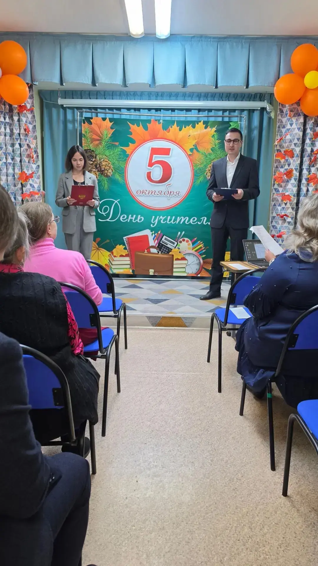 В ШО №2 в День учителя ученики развлекали педагогов
