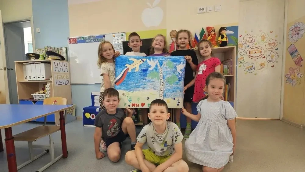 🎨 Творческий проект ко Дню России: создали плакат вместе с детьми! 🎨

В рамках празднования Дня Ро