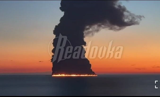 В акватории Сочи горит неизвестное судно