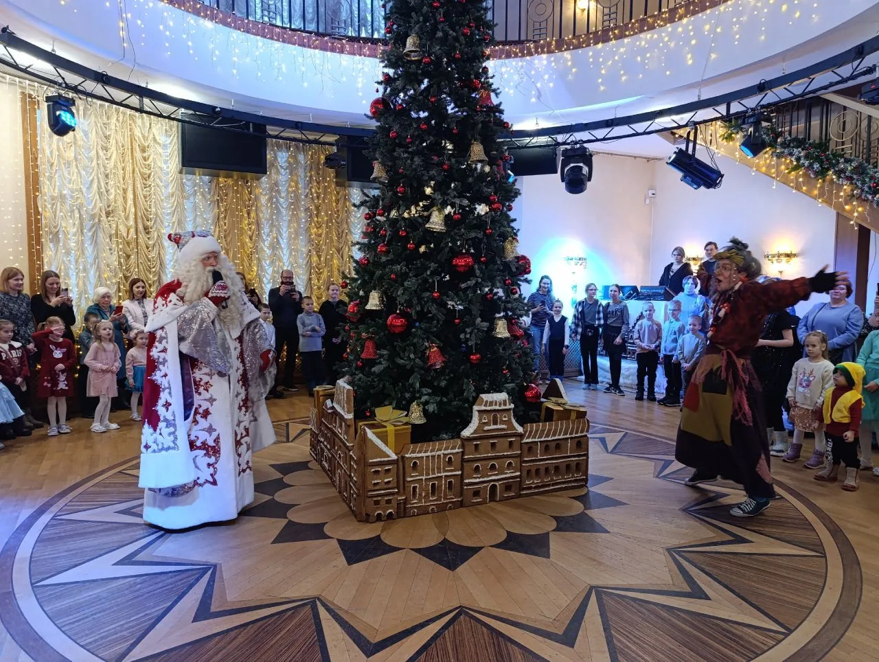 👫6 января, в Рождественский сочельник, ребята из школьного хора "Зöридз" (руководитель...