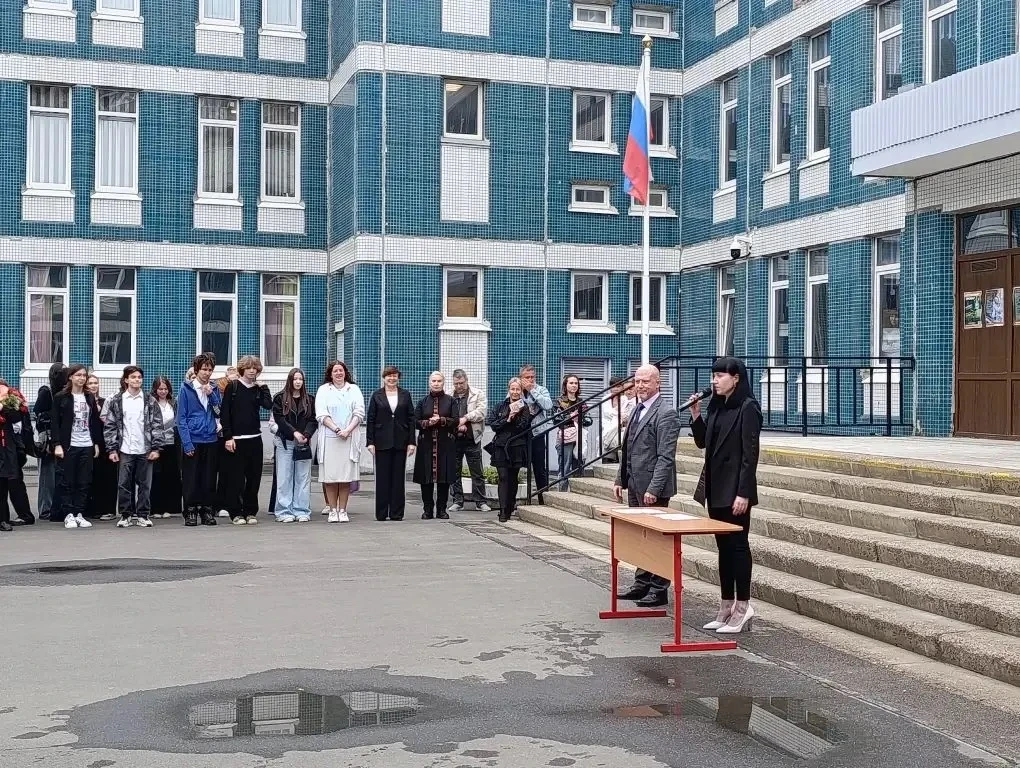 В корпусе нашей школы на Школьной сегодня состоялась торжественная линейка, приуроченная к окончанию
